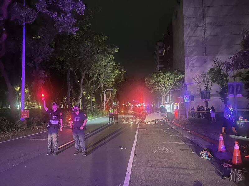警方到场围封锁线厘清车祸原因。(记者姚岳宏翻摄) 警方到场围封锁线厘清车祸原因。(记者姚岳宏翻摄)