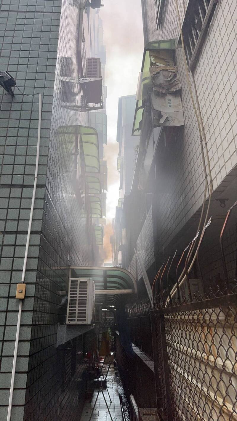 潭子一处集合式住宅传出火警,台中市消防局派人车前往救灾,并疏散人员。(民众提供) 潭子一处集合式住宅传出火警,台中市消防局派人车前往救灾,并疏散人员。(民众提供)