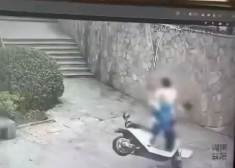 中国2高中生高速撞墙死画面曝光