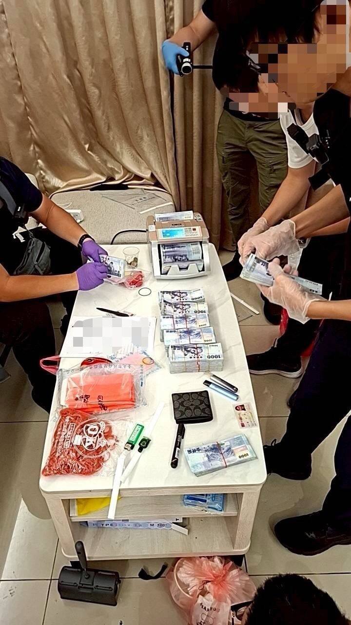 警方查扣赃款。(记者王冠仁翻摄) 警方查扣赃款。(记者王冠仁翻摄)