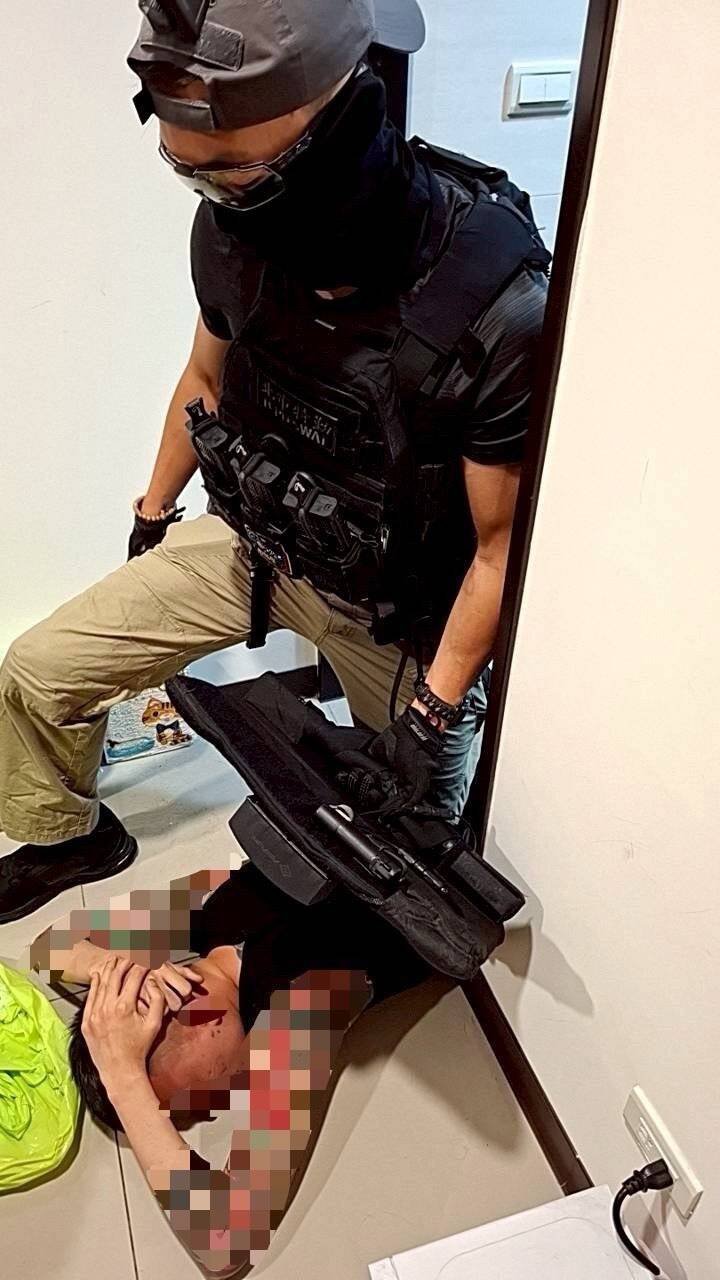 警方攻坚逮人。(记者王冠仁翻摄) 警方攻坚逮人。(记者王冠仁翻摄)