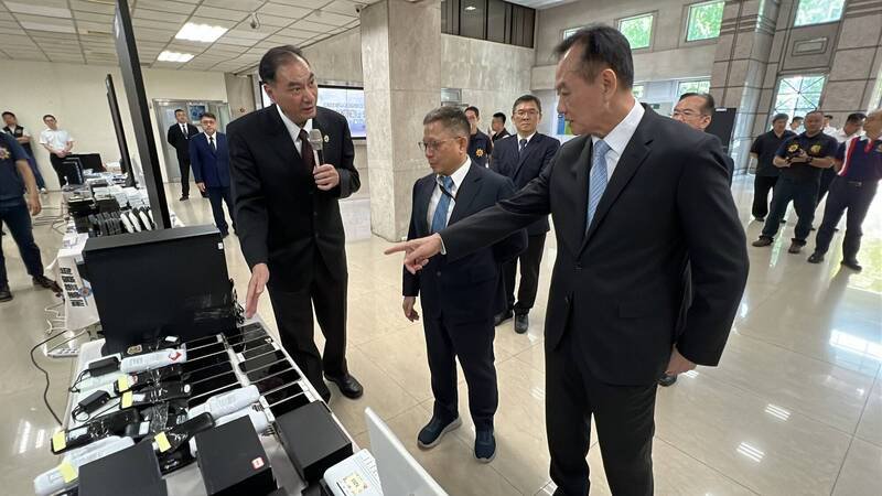 刑事局长周幼伟(右)及国家通讯传播委员会主任秘书黄文哲(中)听取查缉说明。(记者陆运锋翻摄) 刑事局长周幼伟(右)及国家通讯传播委员会主任秘书黄文哲(中)听取查缉说明。(记者陆运锋翻摄)