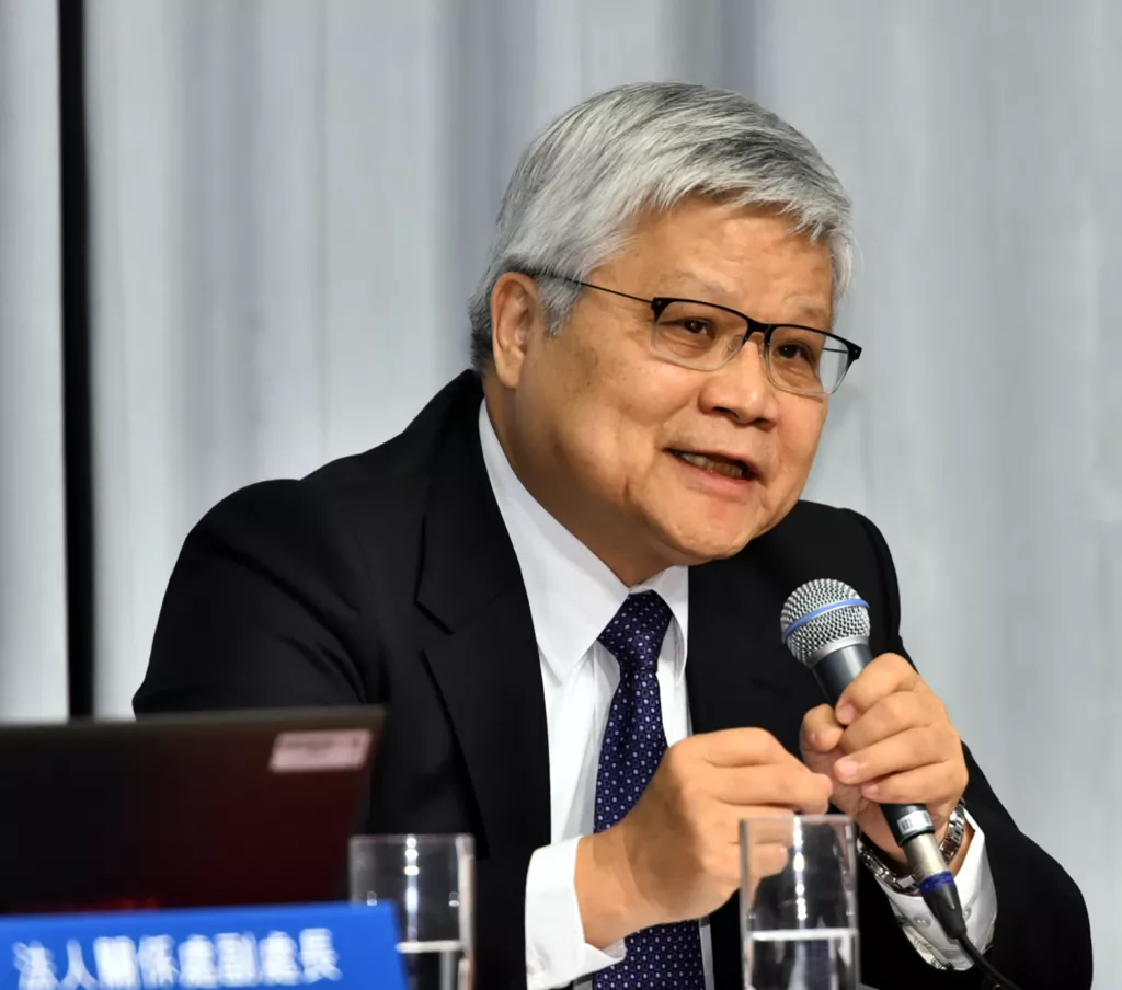 他坦言“一把鼻涕一把眼泪”在美国盖厂最大痛苦