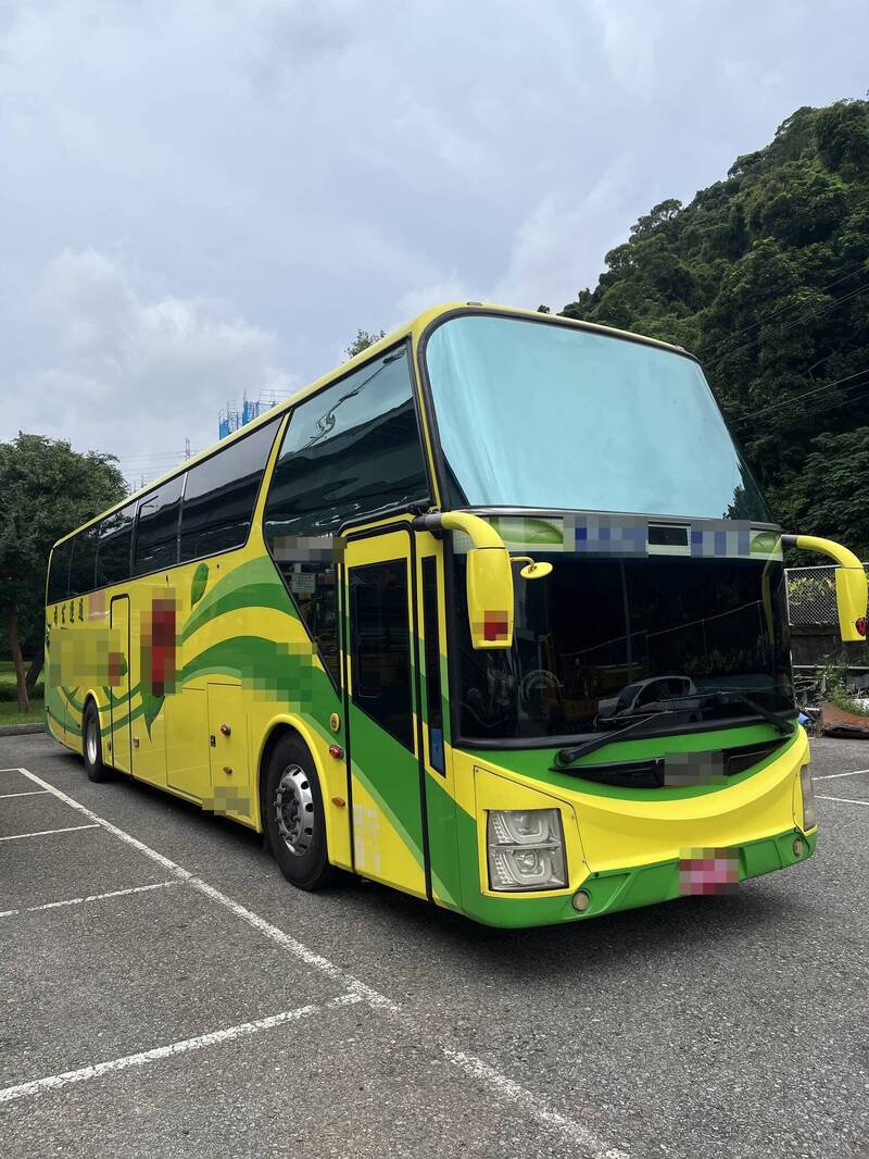 国道1号五杨高架北向50.7公里处,27日下午发生游览车疑似变换车道不当,导致小客车失控撞击内侧护栏事故。(记者郑淑婷翻摄) 国道1号五杨高架北向50.7公里处,27日下午发生游览车疑似变换车道不当,导致小客车失控撞击内侧护栏事故。(记者郑淑婷翻摄)