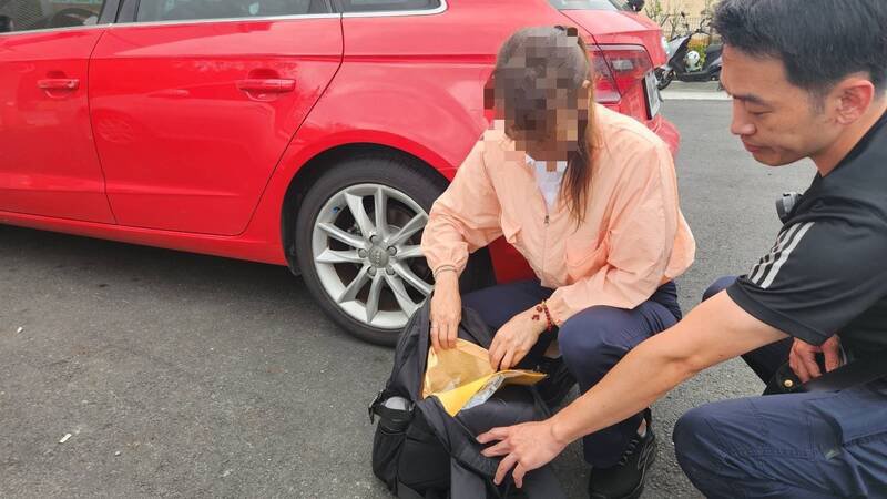警方布线埋伏,待孙姓女车手收款得逞后,立刻上前逮人,并查扣现金100万元等证物。(民众提供) 警方布线埋伏,待孙姓女车手收款得逞后,立刻上前逮人,并查扣现金100万元等证物。(民众提供)