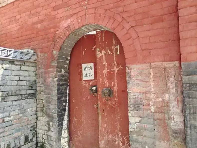 少林寺僧院如今气氛紧张,一些红色偏门上贴著「游客止步」。(撷取自凤凰网) 少林寺僧院如今气氛紧张,一些红色偏门上贴著「游客止步」。(撷取自凤凰网)