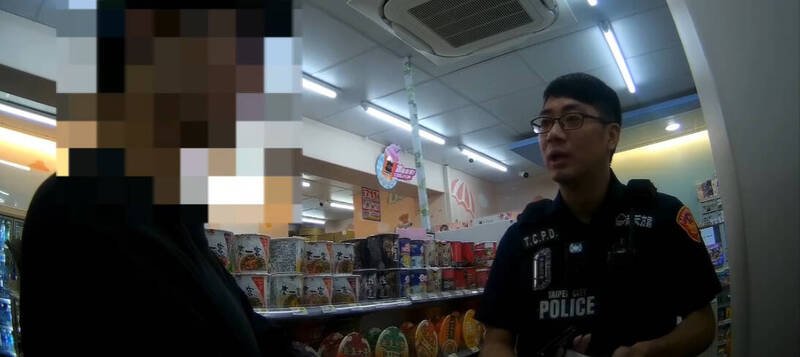警方获报到场后,发现男生大落入假交友陷阱,已陆续购买29万元游戏点数给对方。(记者陆运锋翻摄) 警方获报到场后,发现男生大落入假交友陷阱,已陆续购买29万元游戏点数给对方。(记者陆运锋翻摄)