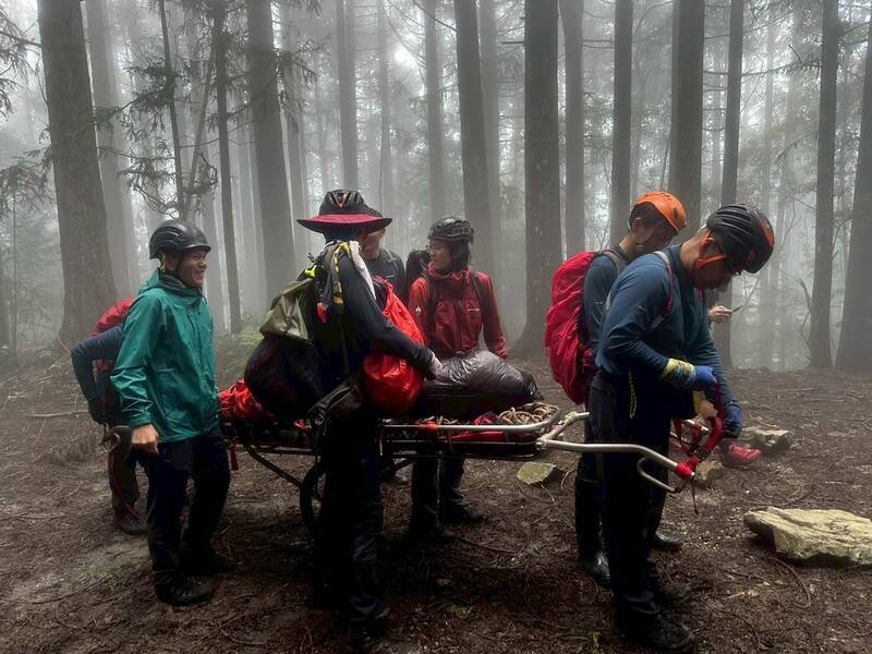 搜救人员将洪男遗体运送下山。(民众提供) 搜救人员将洪男遗体运送下山。(民众提供)