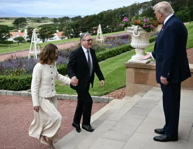 美国总统对52岁英国首相夫人“献殷勤”,引发争议