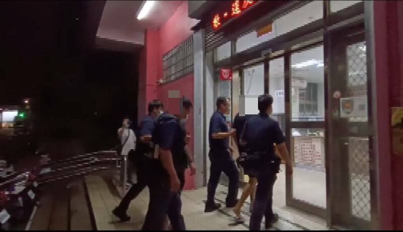警方逮获2名陈姓男子送办。(民众提供) 警方逮获2名陈姓男子送办。(民众提供)