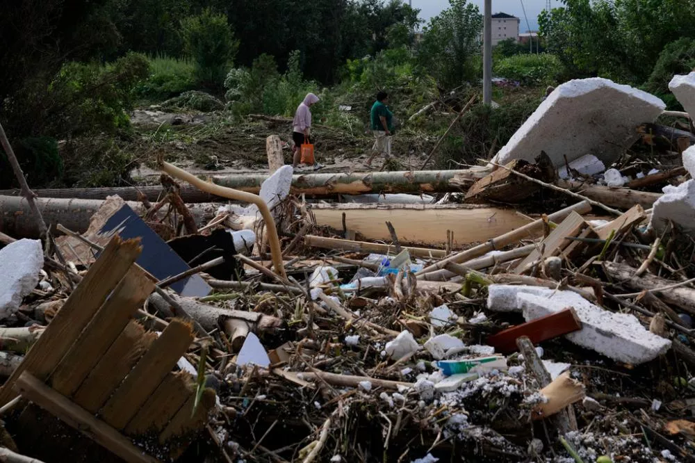 北京极端暴雨酿30死 养老院遭淹长者趴窗挥手画面曝