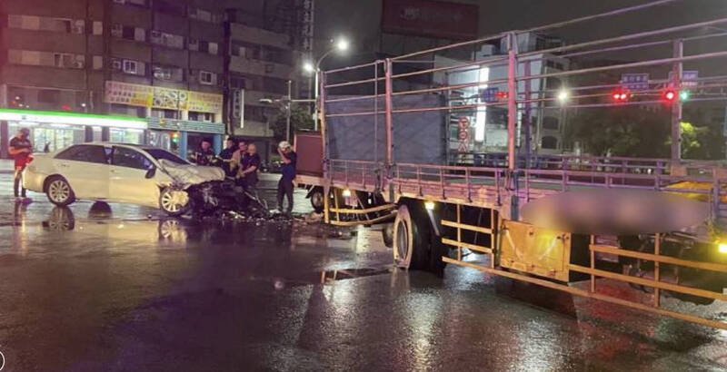 高雄三民区发生营业大货车与货车擦撞,3人受伤送医幸无大碍。(民众提供) 高雄三民区发生营业大货车与货车擦撞,3人受伤送医幸无大碍。(民众提供)