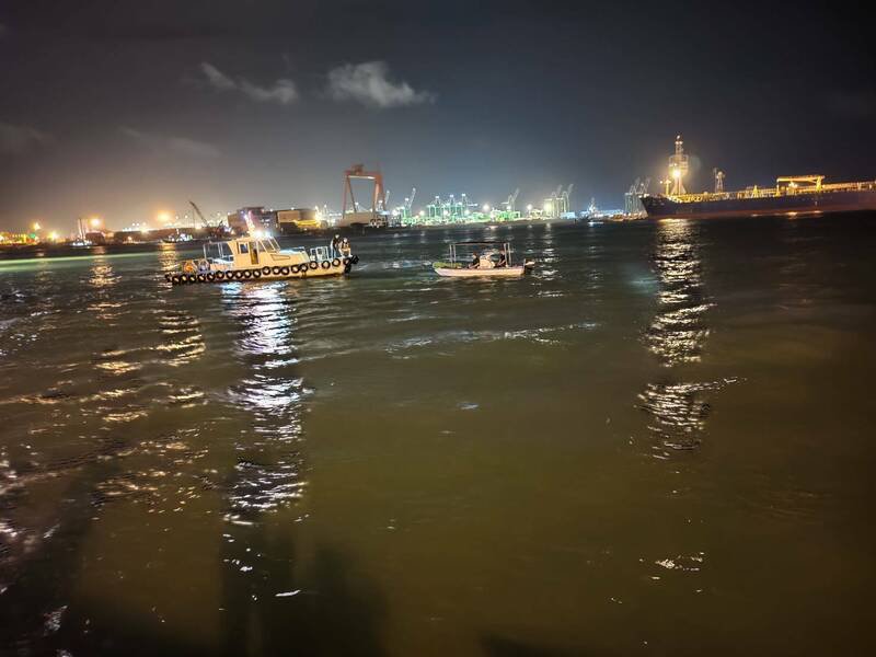 高雄港70号码头休旅车落海,警艇搜寻中。(读者提供) 高雄港70号码头休旅车落海,警艇搜寻中。(读者提供)