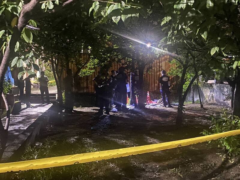新北市新庄箱尸案警方目前仍在追凶中,今警方又发现遗体上两处细节,男尸后背有巴掌大小、类似蜘蛛图案的刺青,左手臂也有一块刺青,但已无法辨识。(资料照,记者徐圣伦翻摄) 新北市新庄箱尸案警方目前仍在追凶中,今警方又发现遗体上两处细节,男尸后背有巴掌大小、类似蜘蛛图案的刺青,左手臂也有一块刺青,但已无法辨识。(资料照,记者徐圣伦翻摄)