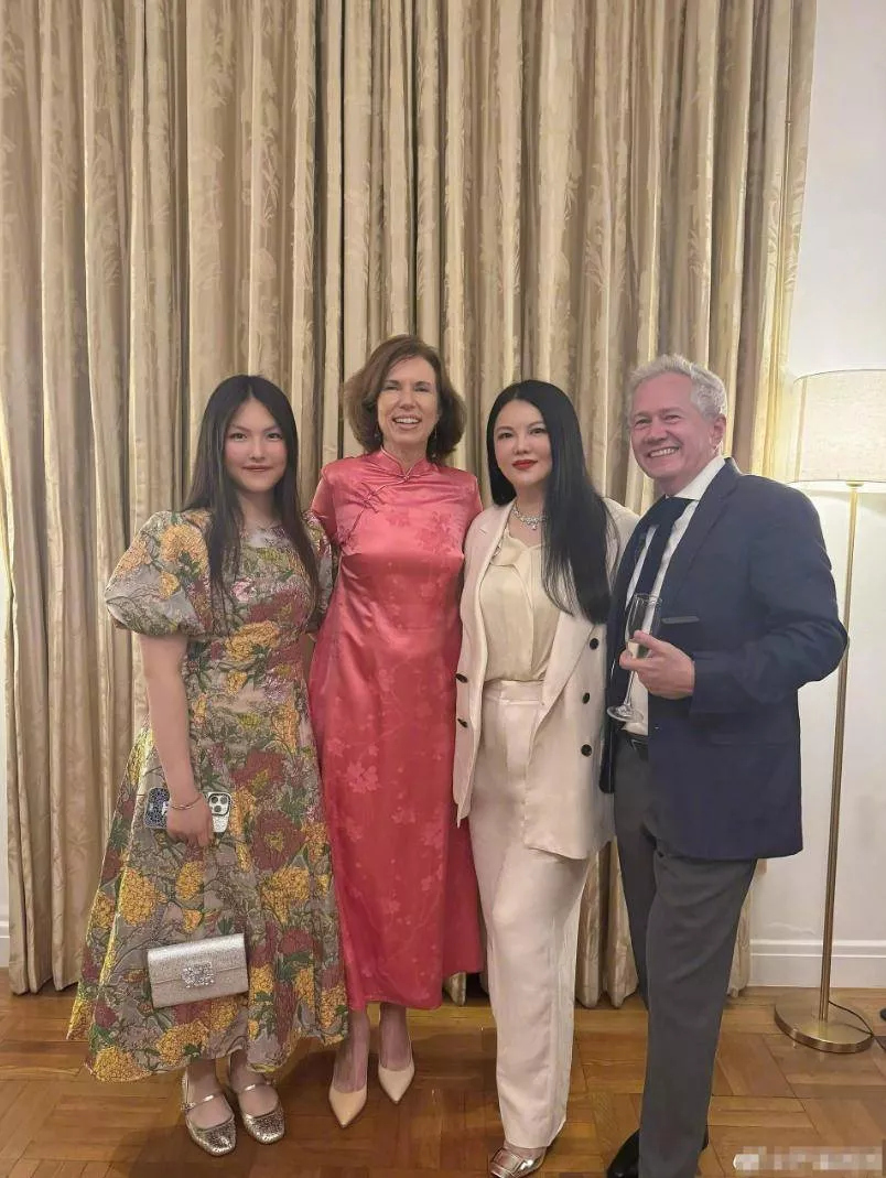 李湘携女参加英国贵族晚宴，托举式育儿惹争议