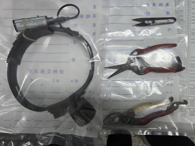 警方在厂房内查获赖姓兄弟及全套作案工具。(警方提供) 警方在厂房内查获赖姓兄弟及全套作案工具。(警方提供)