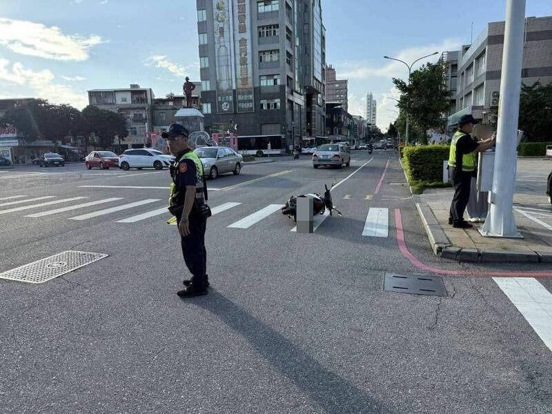 发生机车骑士撞上行人交通事故后,警方在现场交通管制。(金门县察局提供) 发生机车骑士撞上行人交通事故后,警方在现场交通管制。(金门县察局提供)