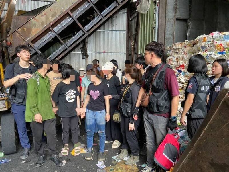 查获45名非法从事垃圾分类工作的越南籍移工,移民署专勤队人员带回调查。(记者陆运锋翻摄) 查获45名非法从事垃圾分类工作的越南籍移工,移民署专勤队人员带回调查。(记者陆运锋翻摄)