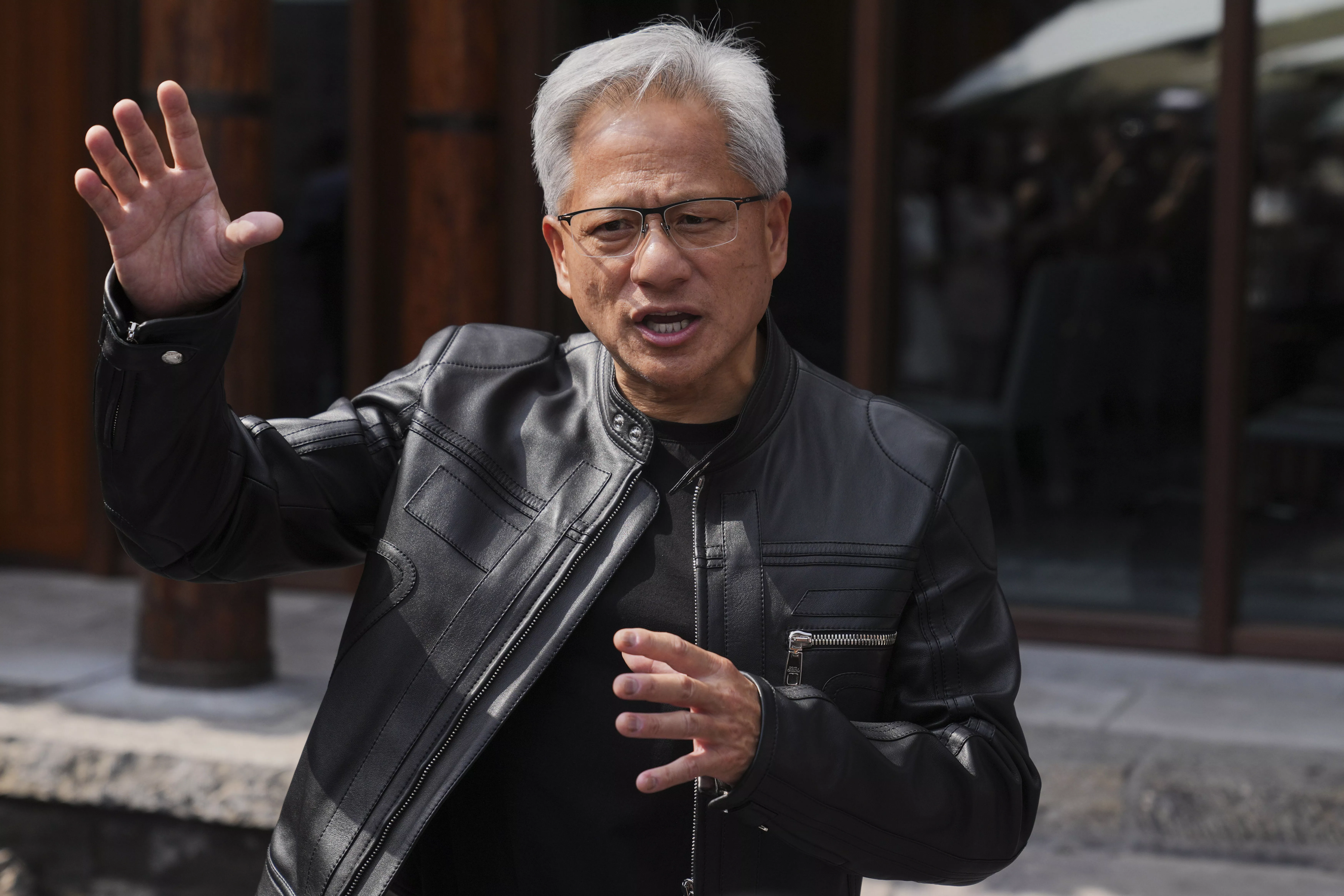 AI成「新核弹」?《黄仁勋传》作者警告:恐毁灭人类
