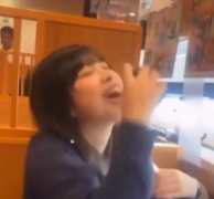 好恶！日本藏寿司惊传遭女高中生恶搞  舔酱油瓶口还伸手摸寿司