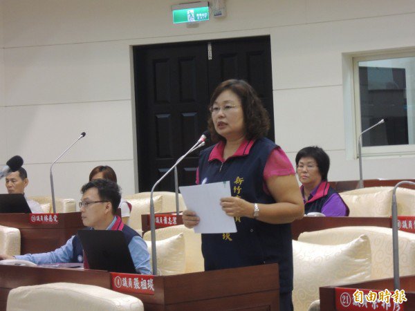 议员张祖琰今上午在质询时指出,某区长未经市府同意,从去年9月开始翘班,到清大上博士班课程,根本是旷职,质疑市府团队螺丝松动,要求清查并给一个交待。(资料照,记者洪美秀摄) 议员张祖琰今上午在质询时指出,某区长未经市府同意,从去年9月开始翘班,到清大上博士班课程,根本是旷职,质疑市府团队螺丝松动,要求清查并给一个交待。(资料照,记者洪美秀摄)
