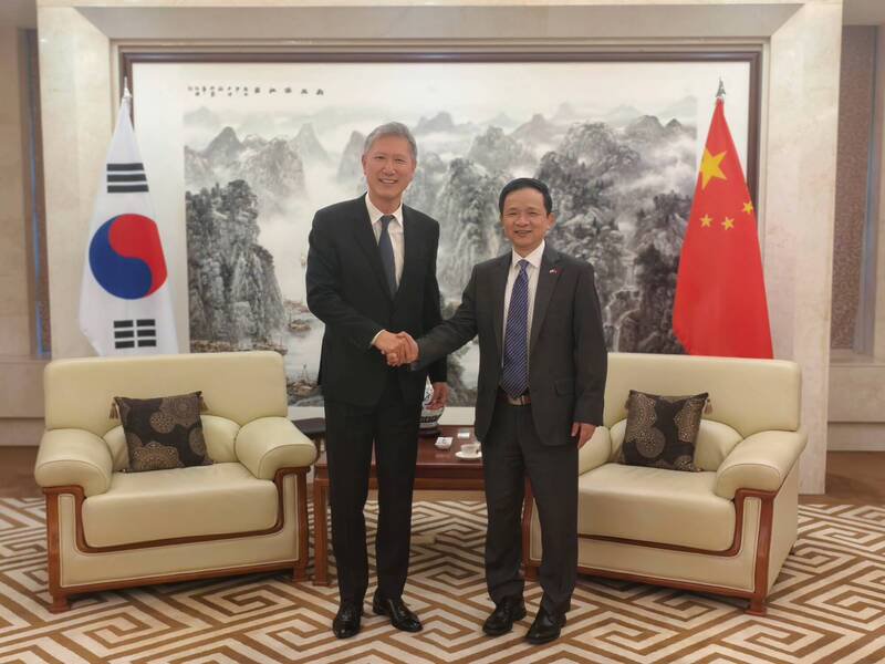 已故韩国前总统卢泰愚之子卢载宪(左)将接任韩国驻中国大使。(图撷自中国驻韩大使馆官网) 已故韩国前总统卢泰愚之子卢载宪(左)将接任韩国驻中国大使。(图撷自中国驻韩大使馆官网)