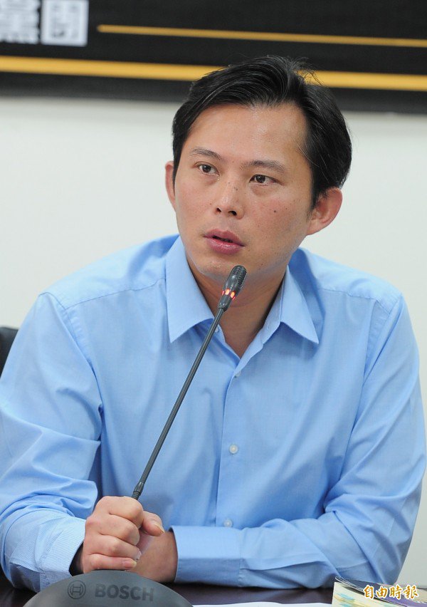 黄国昌表示,当初订定考试委员名额是按照省籍分配,「现在还有需要那么多考试委员吗?」(资料照,记者王艺菘摄) 黄国昌表示,当初订定考试委员名额是按照省籍分配,「现在还有需要那么多考试委员吗?」(资料照,记者王艺菘摄)