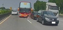 扯！游览车连撞自小客车2次 撞击瞬间影像曝光