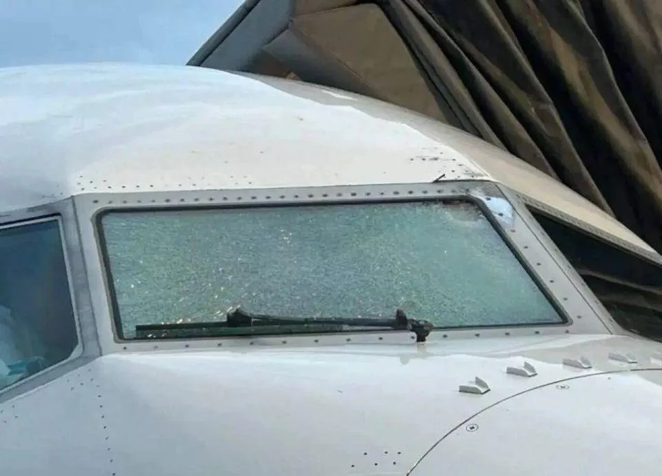 万米高空美一波音客机风挡玻璃破裂，机上140人