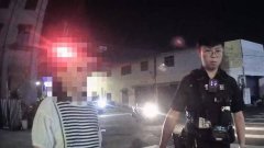 夜色太黑认不得路...警察化身导护、开警车灯 助夜盲妇平安返家