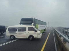 疑未保持安全距离 国1北上51.2K处自小客货车撞前车又擦撞国光客运