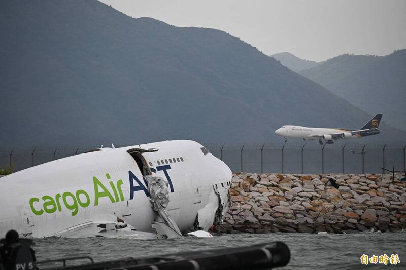 今天阿联酋航空货机在降落香港国际机场时滑出跑道,造成2人死亡。(法新社) 今天阿联酋航空货机在降落香港国际机场时滑出跑道,造成2人死亡。(法新社)