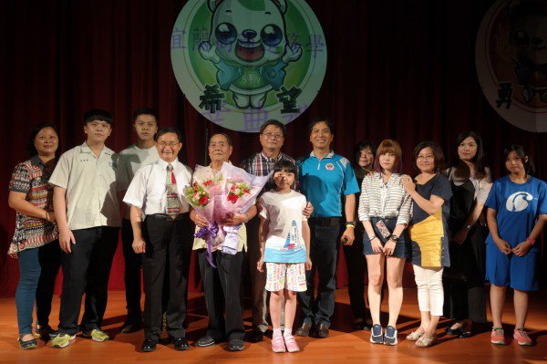 高龄81岁的罗赐福从宜兰高商进修学校毕业了。(宜兰高商提供) 高龄81岁的罗赐福从宜兰高商进修学校毕业了。(宜兰高商提供)