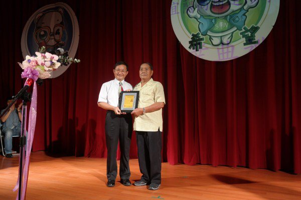 高龄81岁的罗赐福从宜兰高商进修学校毕业了。(宜兰高商提供) 高龄81岁的罗赐福从宜兰高商进修学校毕业了。(宜兰高商提供)
