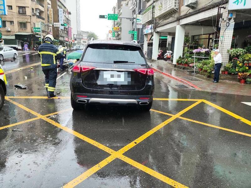 陈姓董事长开车擦撞机车骑士酿一死。(记者王冠仁翻摄) 陈姓董事长开车擦撞机车骑士酿一死。(记者王冠仁翻摄)