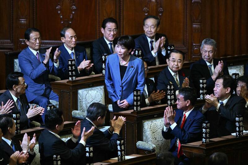 日本国会今天下午举行首相指名选举,自民党总裁高市早苗在众议院465个席次中拿下237票,在第一轮投票就获得过半数支持,当选日本第104任首相,成为日本史上首位女性首相。(法新社) 日本国会今天下午举行首相指名选举,自民党总裁高市早苗在众议院465个席次中拿下237票,在第一轮投票就获得过半数支持,当选日本第104任首相,成为日本史上首位女性首相。(法新社)