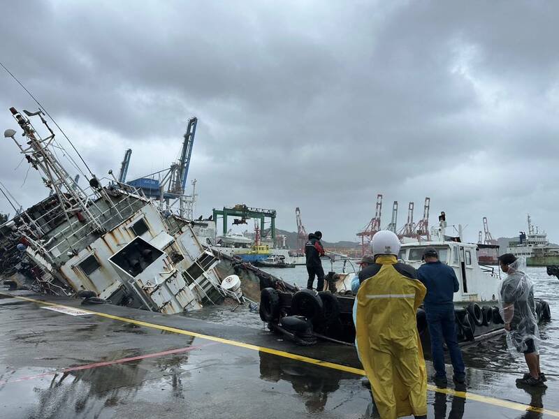 停靠在基隆港东15号码头的驳船「宏略8号」,今天疑进水导致船头沉没,且船身向右倾斜船尾翘起。港务公司已在周边围起拦油索,避免污染。(图为民众提供) 停靠在基隆港东15号码头的驳船「宏略8号」,今天疑进水导致船头沉没,且船身向右倾斜船尾翘起。港务公司已在周边围起拦油索,避免污染。(图为民众提供)