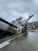 基隆港驳船疑进水船头沉没 布置拦油索