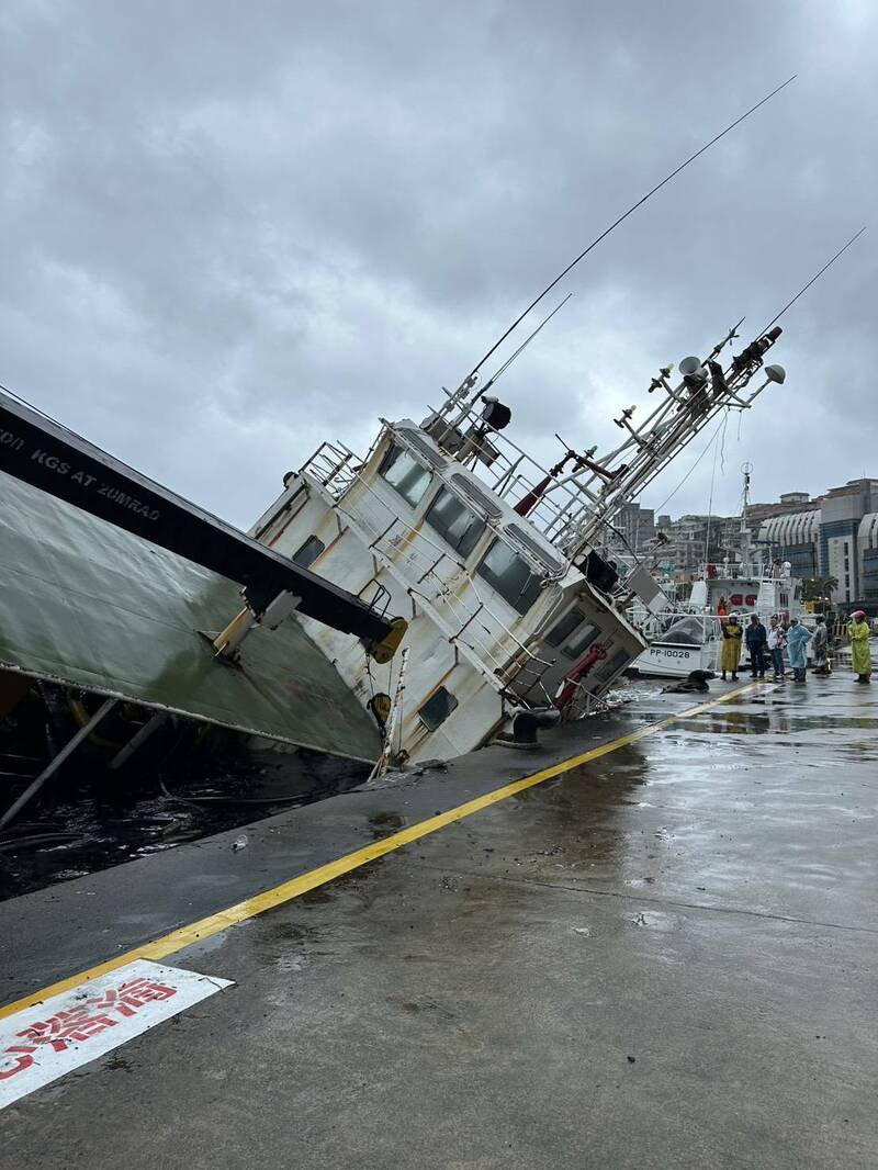 停靠在基隆港东15号码头的驳船「宏略8号」,今天疑进水导致船头沉没,且船身向右倾斜船尾翘起。港务公司已在周边围起拦油索,避免污染。(图为民众提供) 停靠在基隆港东15号码头的驳船「宏略8号」,今天疑进水导致船头沉没,且船身向右倾斜船尾翘起。港务公司已在周边围起拦油索,避免污染。(图为民众提供)