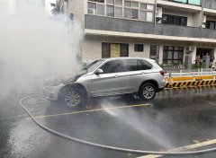 北市惊传火烧车意外  BMW车头全毁
