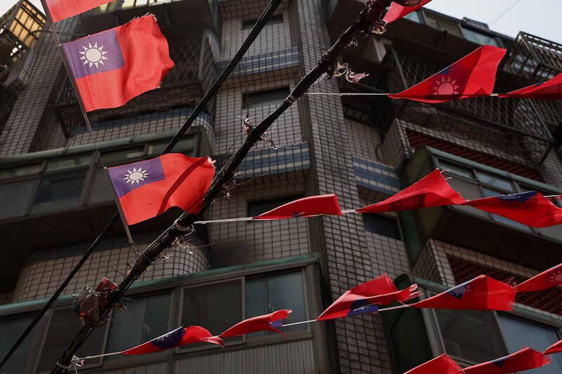 悬挂在台湾街头的中华民国国旗,是台湾拥有事实独立主权与身份认同的鲜明象征。(路透) 悬挂在台湾街头的中华民国国旗,是台湾拥有事实独立主权与身份认同的鲜明象征。(路透)