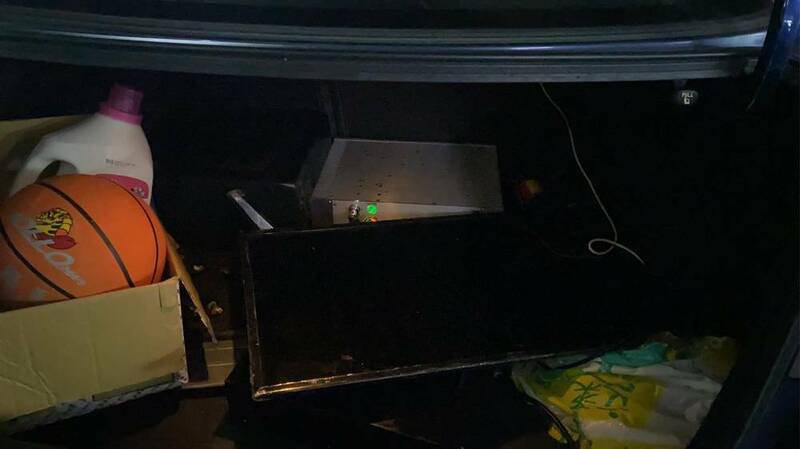 诈骗集团伪基地台藏身在自小客车中机动发送钓鱼简讯,当场遭警方查获。(记者陈建志翻摄) 诈骗集团伪基地台藏身在自小客车中机动发送钓鱼简讯,当场遭警方查获。(记者陈建志翻摄)