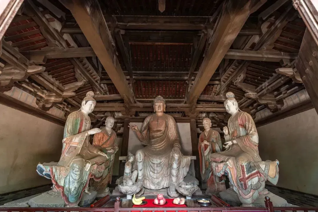 极端湿的天气下,青莲寺的佛祖也需要文保工作者的保护。(图/视觉中国)