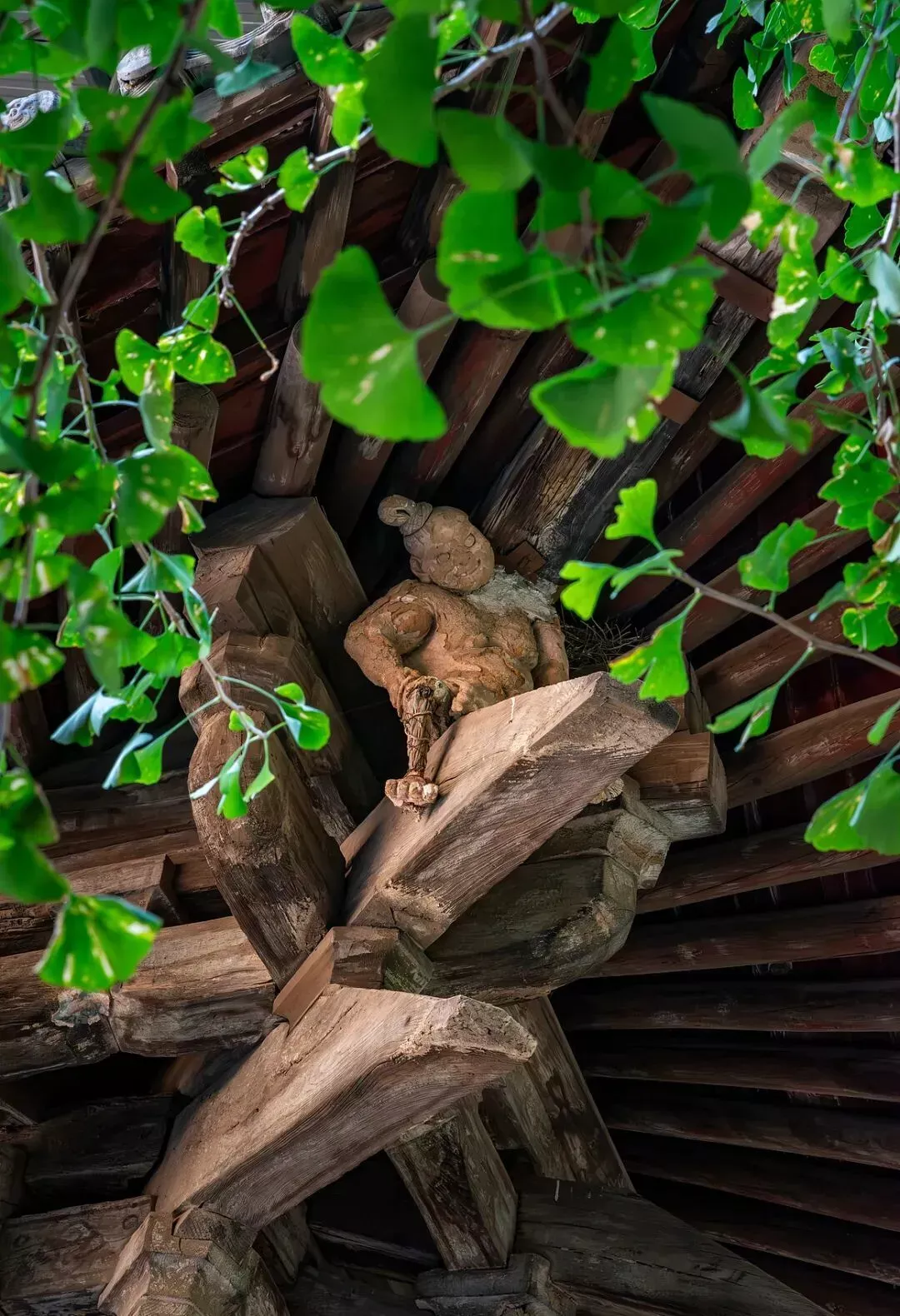 山西晋城,青莲寺的“最强打工人”努力在风雨里扛住。(图/视觉中国)