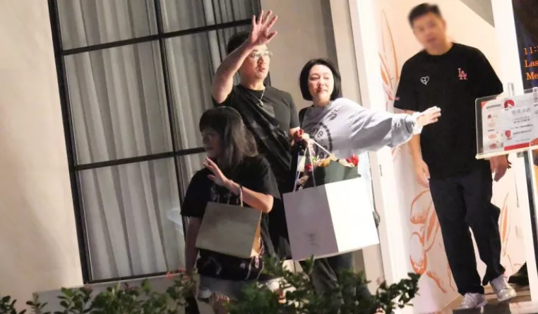 小S庆功宴全家都来了！具俊晔为S妈按摩肩膀