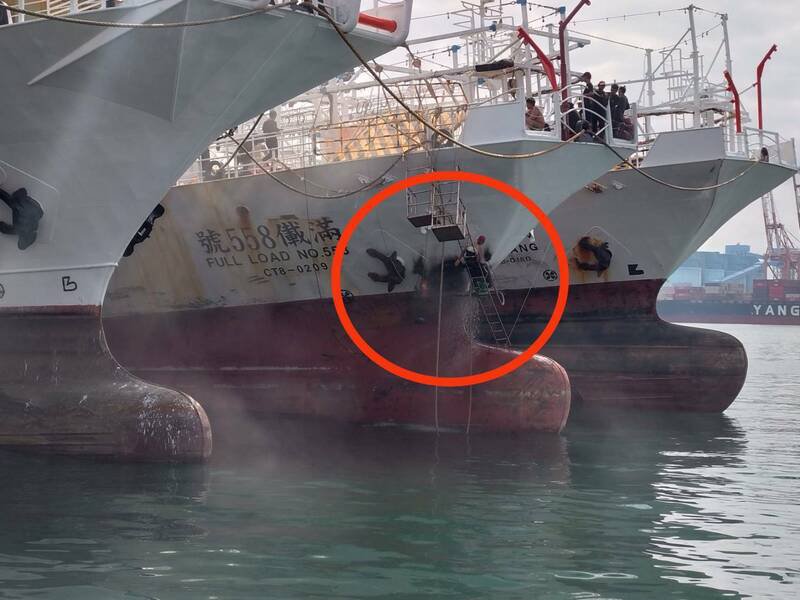 高雄渔船火警冒烟。（读者提供）