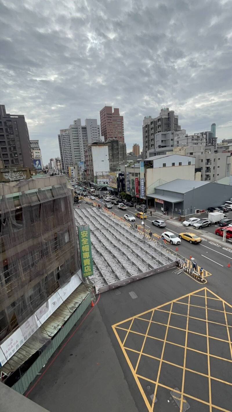 倒塌鹰架占据道路。(民众提供) 倒塌鹰架占据道路。(民众提供)
