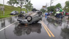 天雨路滑连撞对向2轿车 24岁男连人带车翻覆路中央