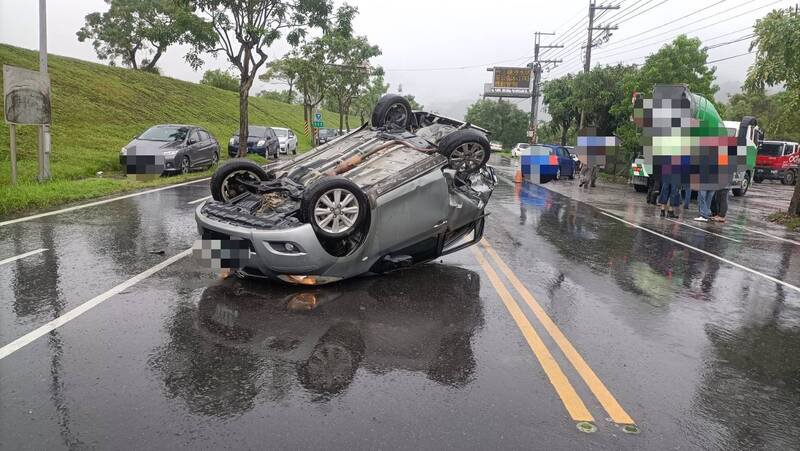 施男驾车行经宜兰员山乡,疑似因天雨路滑加上车速过快,导致失控冲到对向连撞路边2车后翻覆路中央。(民众提供) 施男驾车行经宜兰员山乡,疑似因天雨路滑加上车速过快,导致失控冲到对向连撞路边2车后翻覆路中央。(民众提供)