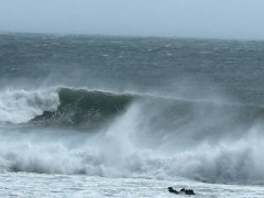 东北季风掀大浪 台东冲浪客遭强风吹到外海急救援